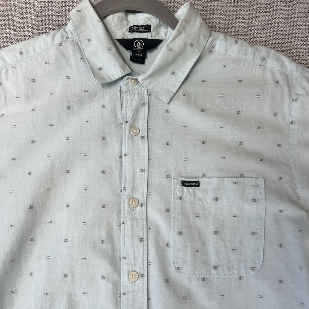 Volcom Short Sleeve Button-Up Shirt Light Blue Embroidered Size Large - Picture 2 of 9